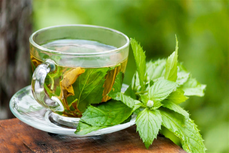 دمنوش بادرنجبویه برای رفع نفخ شکم